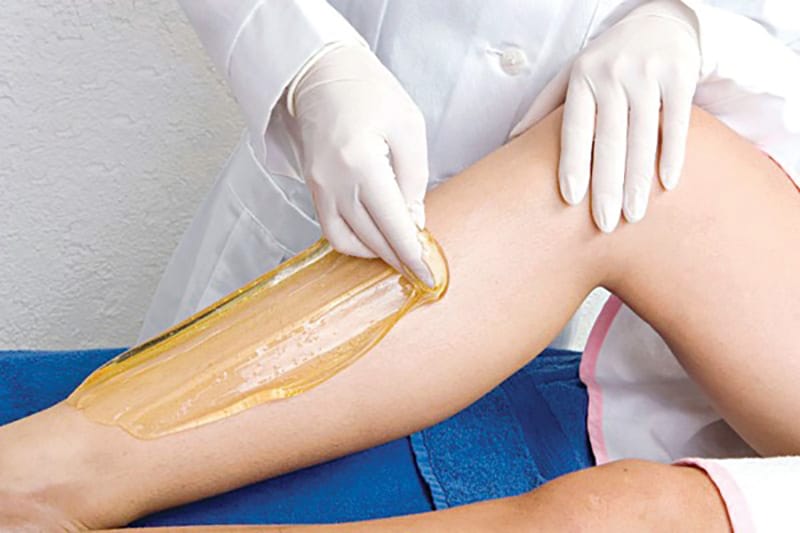 Wax lông chân bằng sáp nóng hoặc sáp lạnh