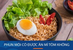 phun môi ăn mì tôm được không