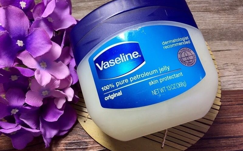 Thoa một lớp vaseline mỏng nhẹ rồi massgae vùng da nách